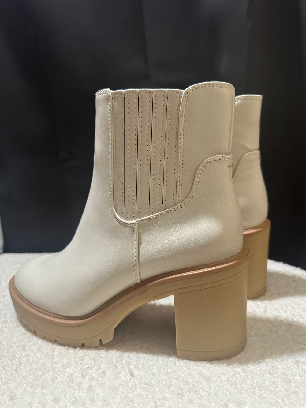 Women's Universal Thread Chelsea Boot - Picture 3 of 3
